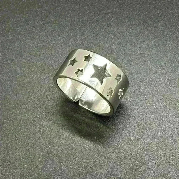 Star Cut Out Ring ✨ - Picture 1 of 2